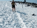 Abstieg über das Schneefeld