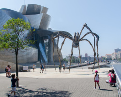 Spinnenskulptur hinter dem Guggenheim-Museum