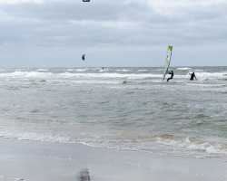 Kitesurfer mit Spiegelung