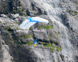 Basejumper vor Wasserfall