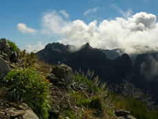 Wolken über dem Bergpanorama