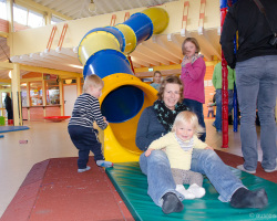 Röhrenrutsche im Kinderspielhaus