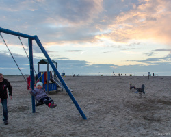 Lotta schaukelt im Sonnenuntergang