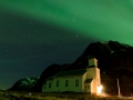 Nordlicht über der Gimsøy Kirche