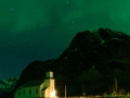 Nordlicht über der Gimsøy Kirche