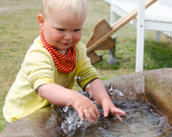 Lotta panscht im Wasser