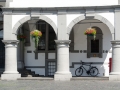 Torbögen am historischen Rathaus