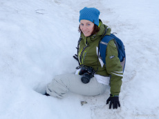 Nicole im Schnee eingesackt