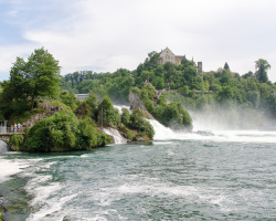 Rheinfall von der Uferpromenade aus gesehen