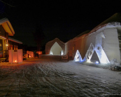 Schneehotel bei Nacht