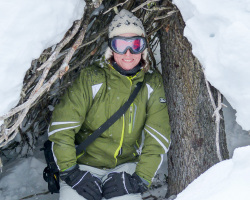 Nicole in der Schneehöhle