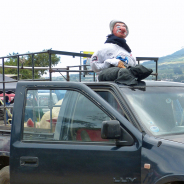 Muñeca auf einem Auto