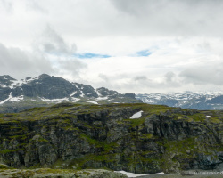 Blauer Himmel über dem Fjell