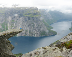 Jan sitzt auf der Trolltunga