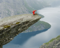 Nicole sitzt auf der Trolltunga