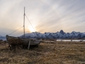 Holzboot in der Abenddämmerung