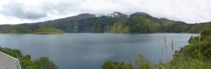 Cuicocha-Lagune mit Cotacachi im Hintergrund