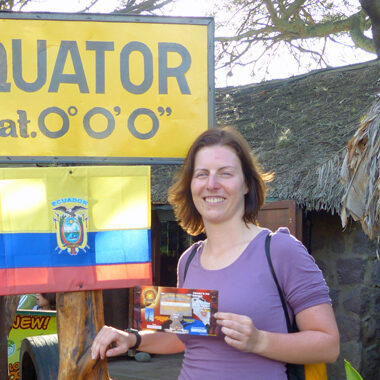 Nicole am Äquator in Ecuador