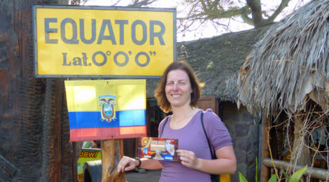 Nicole am Äquator in Ecuador