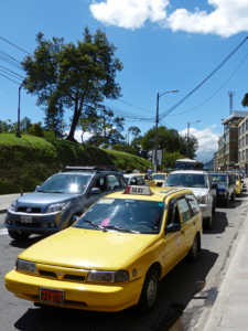 Straßenverkehr in Quito