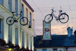 Hängende Fahrräder über Killarneys Straßen