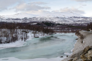 Fluss Salangselva ist teilweise gefroren