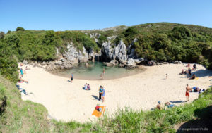 Playa de Gulpiyuri bei Llanes, Kantabrien