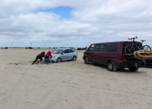 Auto im Sand festgefahren