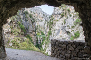 Blick aus einem der Tunnel auf die Puente de los Rebecos