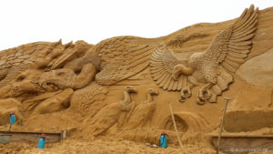 Beeindruckend! Geier-Skulpturen aus Sand.