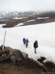 Querung eines Schneefelds auf dem Fimmvörðuháls-Pass