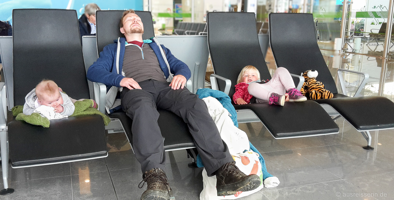 Kind an Bord: So wird der Flug mit Kindern völlig stressfrei - WELT