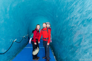 Blau schimmert das Gletschereis der Eishöhle im Mer de Glace.