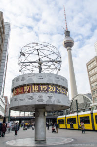 Berliner Alexanderplatz: Weltzeituhr und Fernsehturm