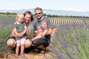 Familienfoto im Lavendelfeld.