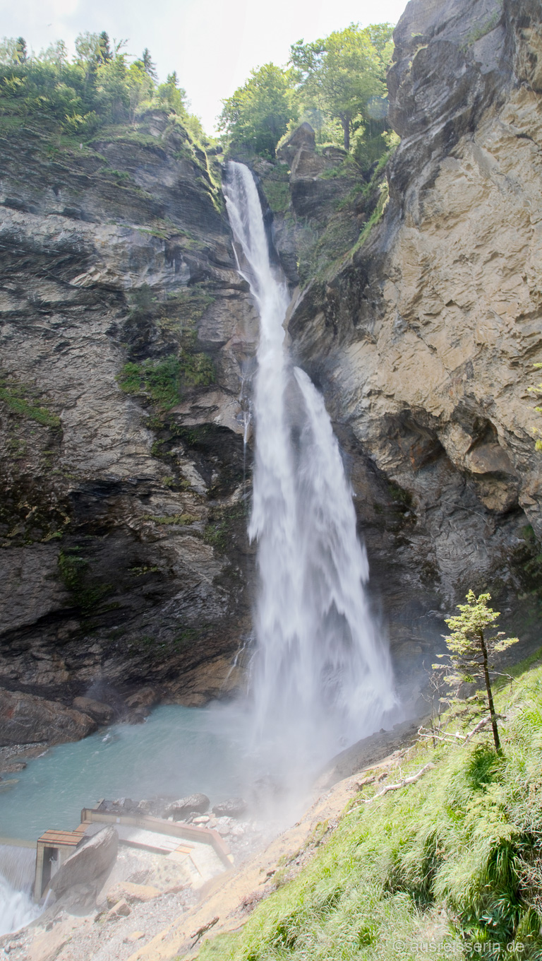 120 Meter stürzen die Wasser des Reichenbachs hinab.