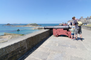 Alte Kanonen und Ebbebecken in Saint-Malo