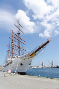 Segelschiff im Hafen von Saint-Malo