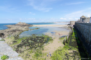 Bei Flut reicht das Meer im Norden von Saint-Malo bis an die Stadtmauer heran.