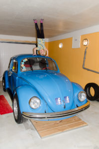 VW-Käfer im Haus steht Kopf in Tirol