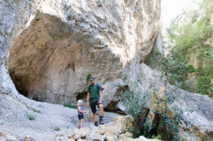 Jan und Lotta vor einer der steinzeitlichen Höhlen der Gorges du Régalon