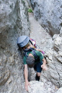 Nicht ungefährlich: Klettern mit Kraxe in den Gorges du Régalon