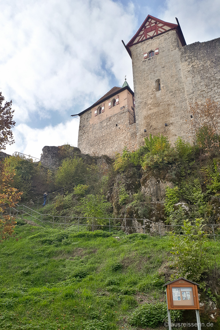 100 Treppenstufen führen zur Burg Hohenstein hinauf.