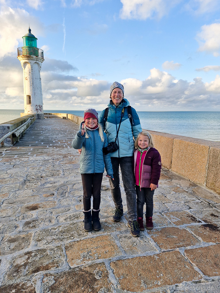 Ausreisserinnen am Leuchtturm in Saint-Valery-en-Caux