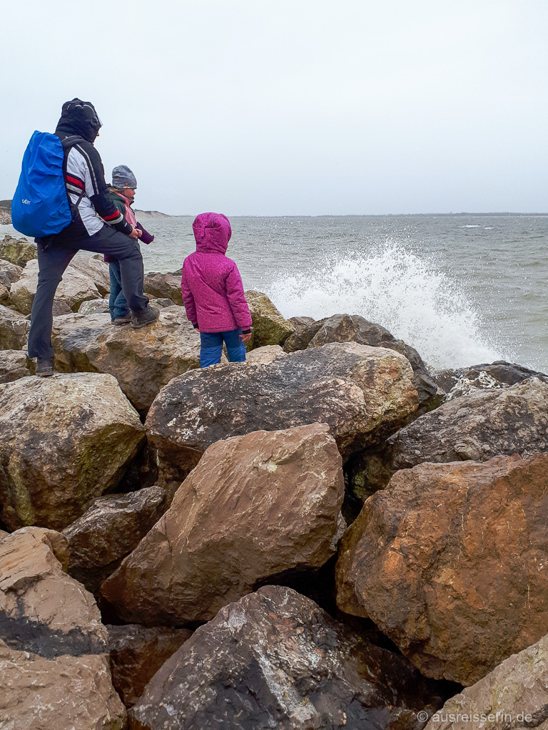 Die Wellen in der Baie d'Authie peitschen gegen die Wellenbrecher.