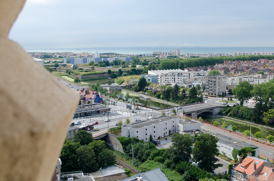 Blick vom Belfried über Calais bis zu den weißen Klippen von Dover