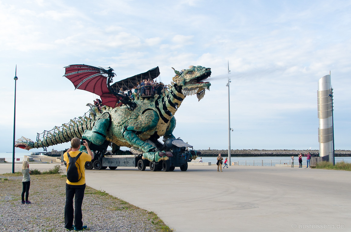 Der Drache von Calais speiht auch Rauch und Wasser.