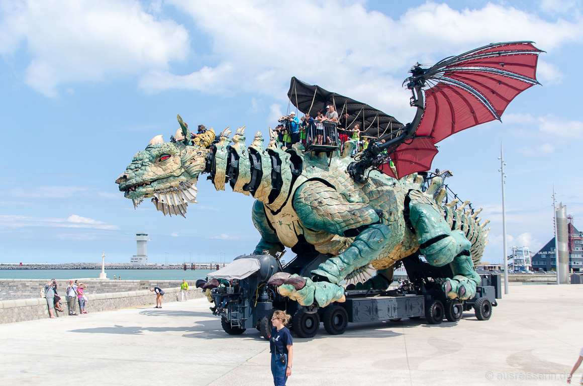 Der Drache streift über die Strandpromenade von Calais.