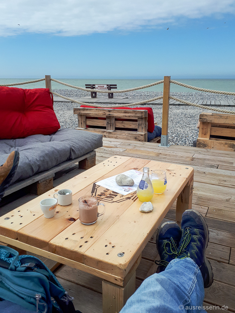 Strandbar mit Meerblick in Cayeux-sur-Meer, Normandie