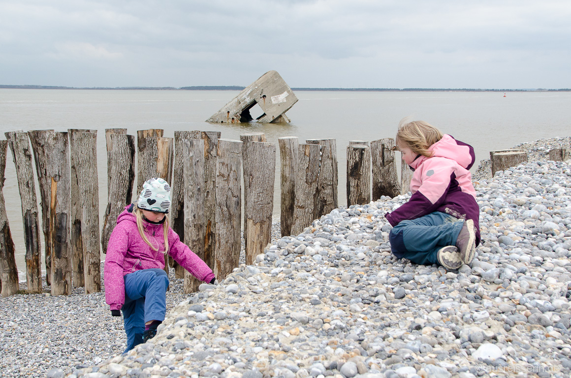 Steinspielplatz vor versunkenem Bunker bei der Pointe du Hourdel